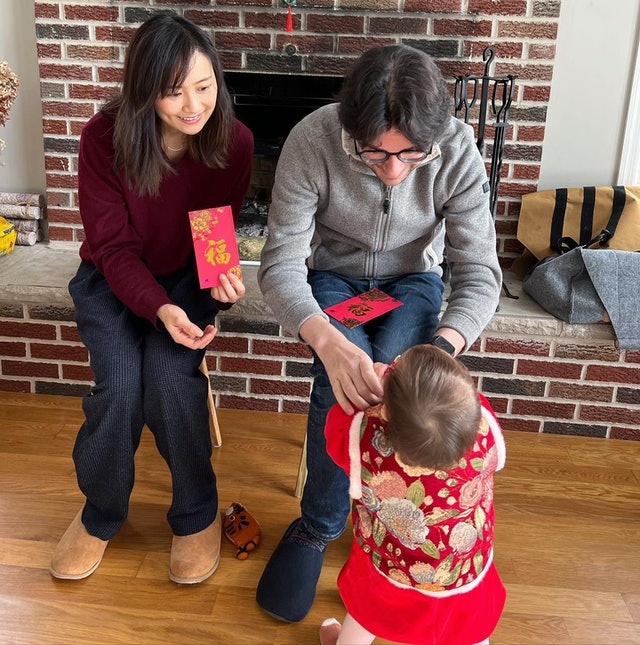 陈法拉女儿下跪领红包惹议　网批文化糟粕