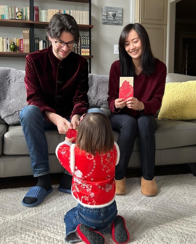 陈法拉女儿下跪领红包惹议　网批文化糟粕