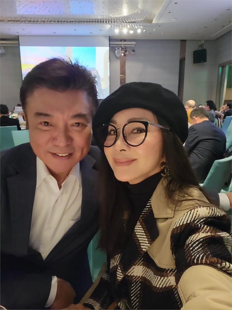 陈美凤紧贴赵树海自拍 赞冻龄张佩华帅气满分