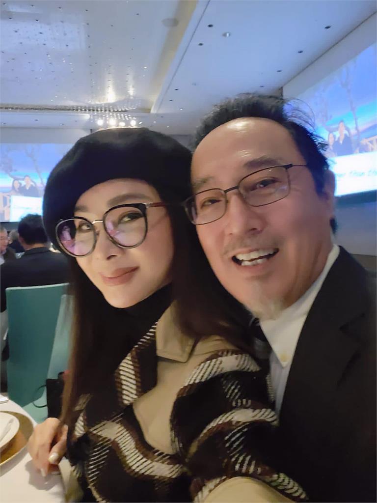 陈美凤紧贴赵树海自拍 赞冻龄张佩华帅气满分