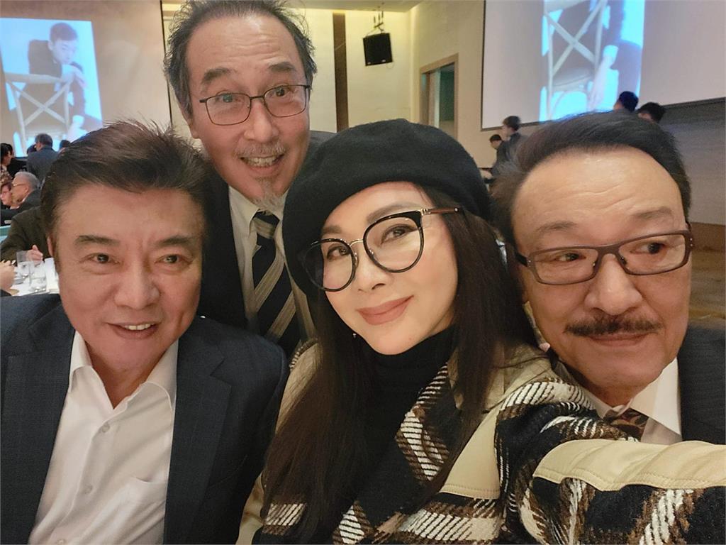 陈美凤紧贴赵树海自拍 赞冻龄张佩华帅气满分