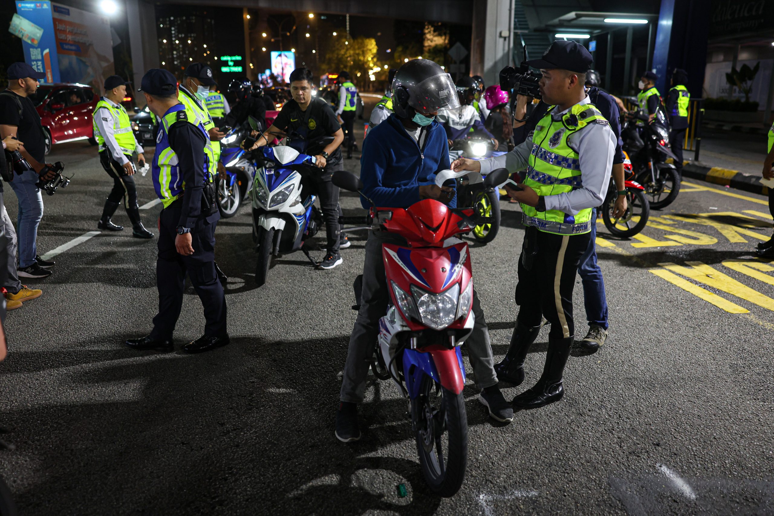 隆市安全行动19|4天开近8千张罚单 捕19酒驾司机