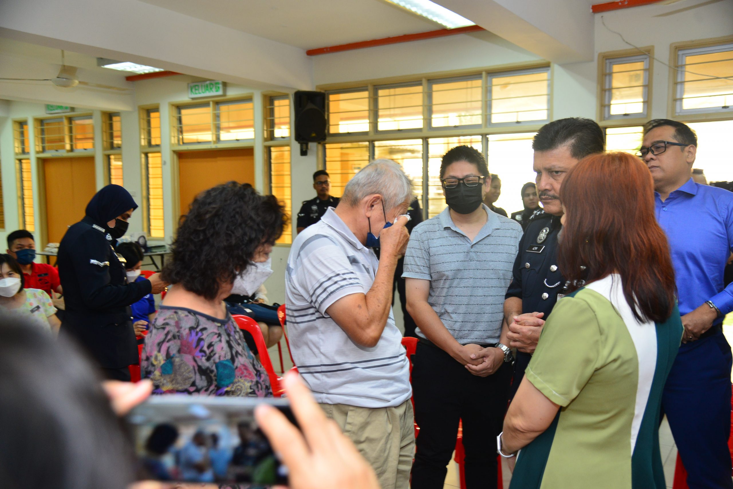 隆总警长慰问土崩罹难者家属