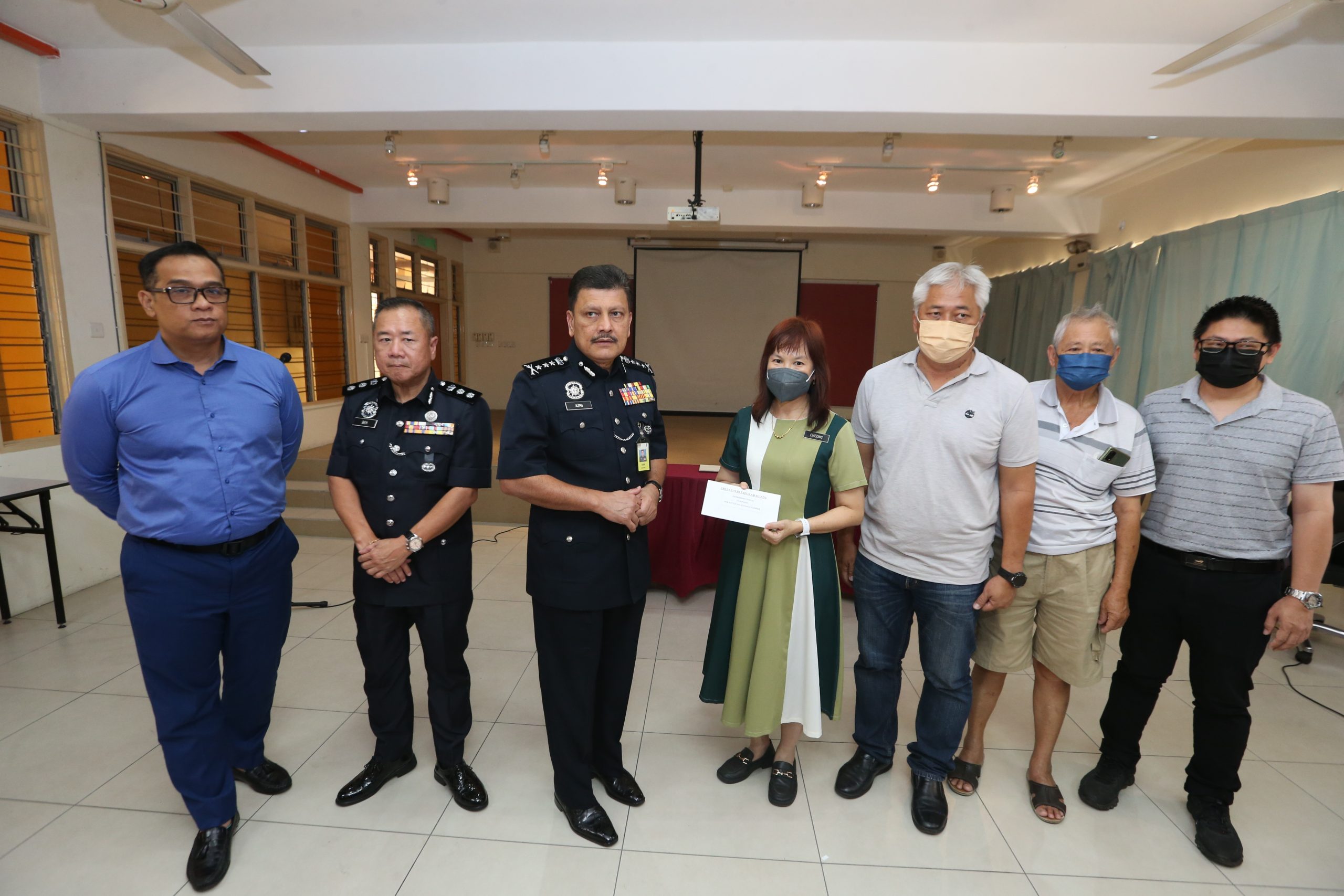 隆总警长慰问土崩罹难者家属