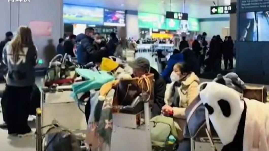 零下25.7度机舱门冻住! 哈尔滨机场暖风解冻