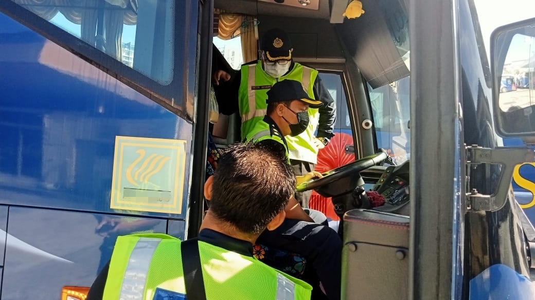 霹陆交局展开行动 检查长途巴士