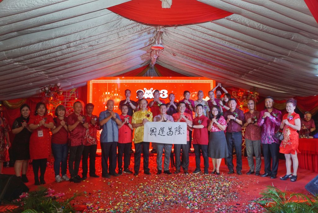 霹/春雨滋润不减民众热情 甘文阁年货街新春庆典喜洋洋