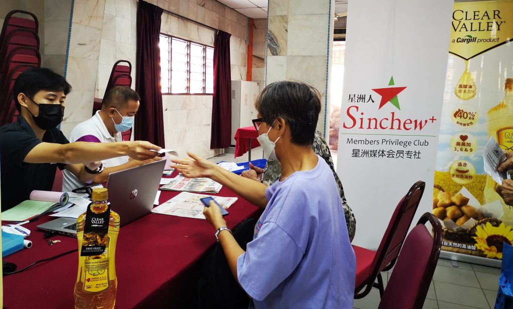 霹/第四版头/剪报头换赠品怡保站开跑 送500份Clear Valley食油礼袋