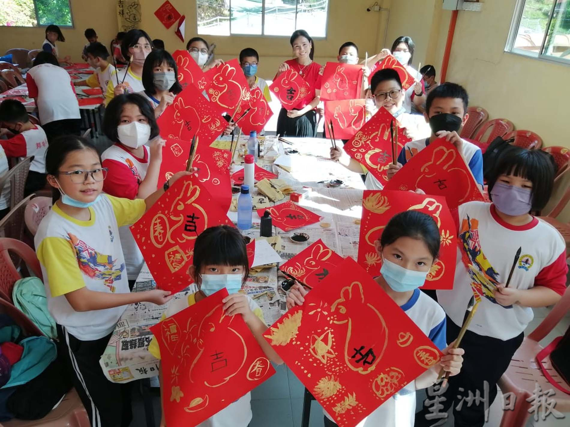 霹／第四版头／已签／大型集体挥春 小学生毛笔画兔春意浓