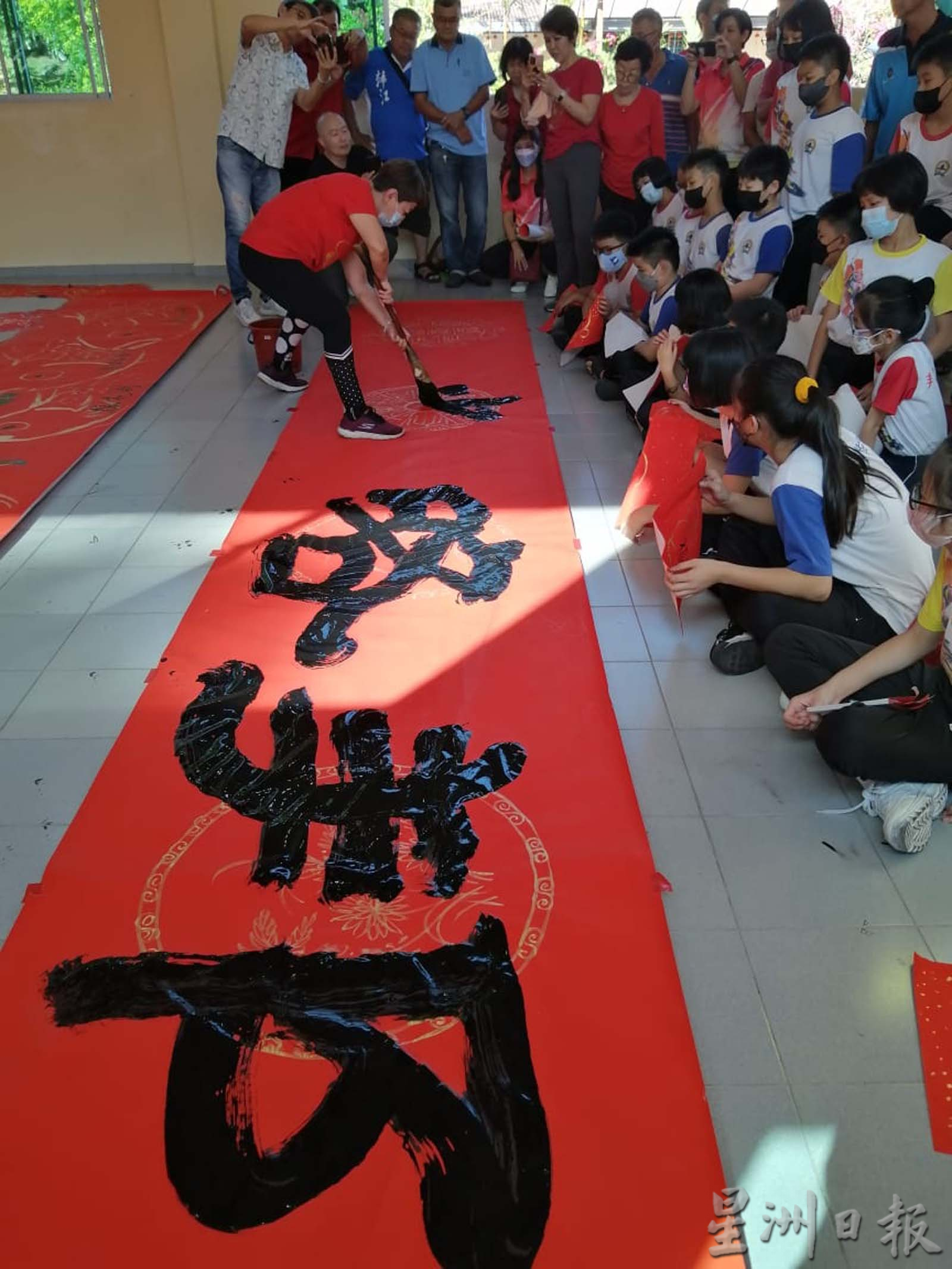 霹/第四版头/已签/大型集体挥春 小学生毛笔画兔春意浓