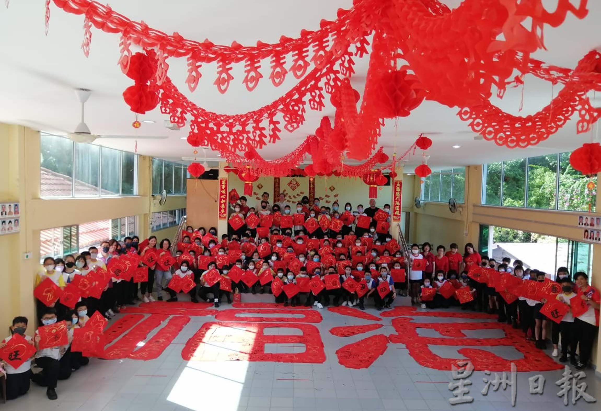 霹/第四版头/已签/大型集体挥春 小学生毛笔画兔春意浓