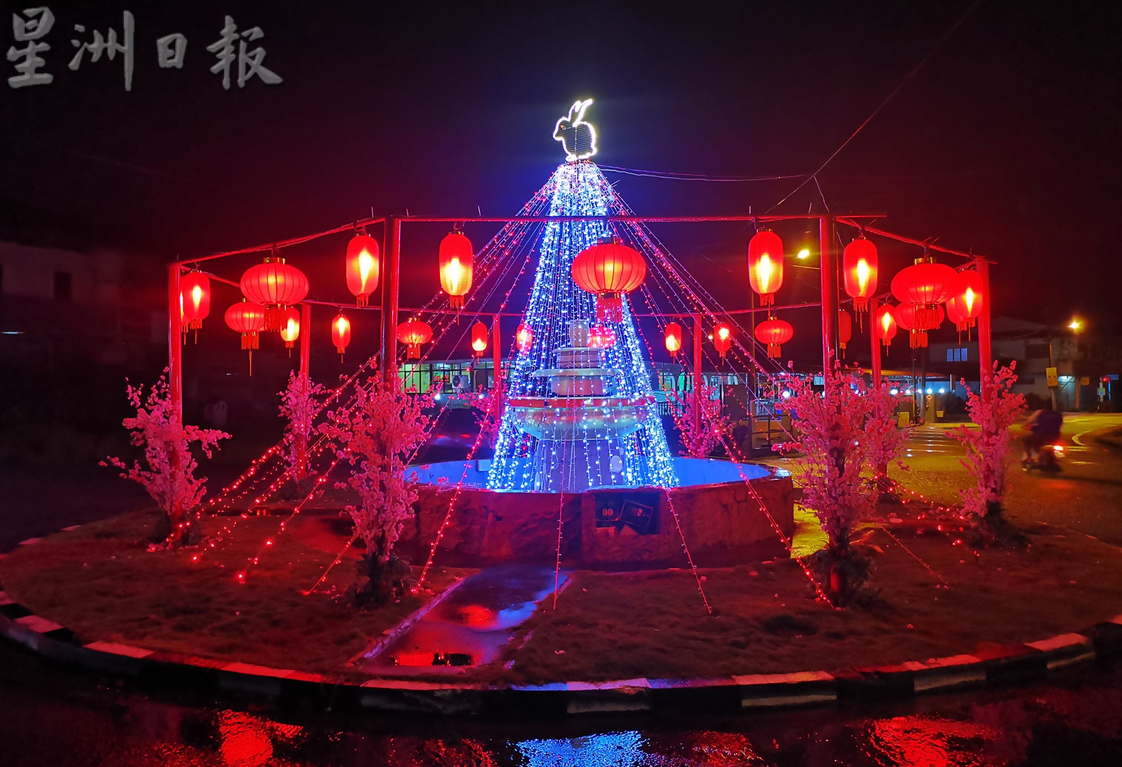 霹:封面主文/“红彤彤”莫珍歪迎接新春