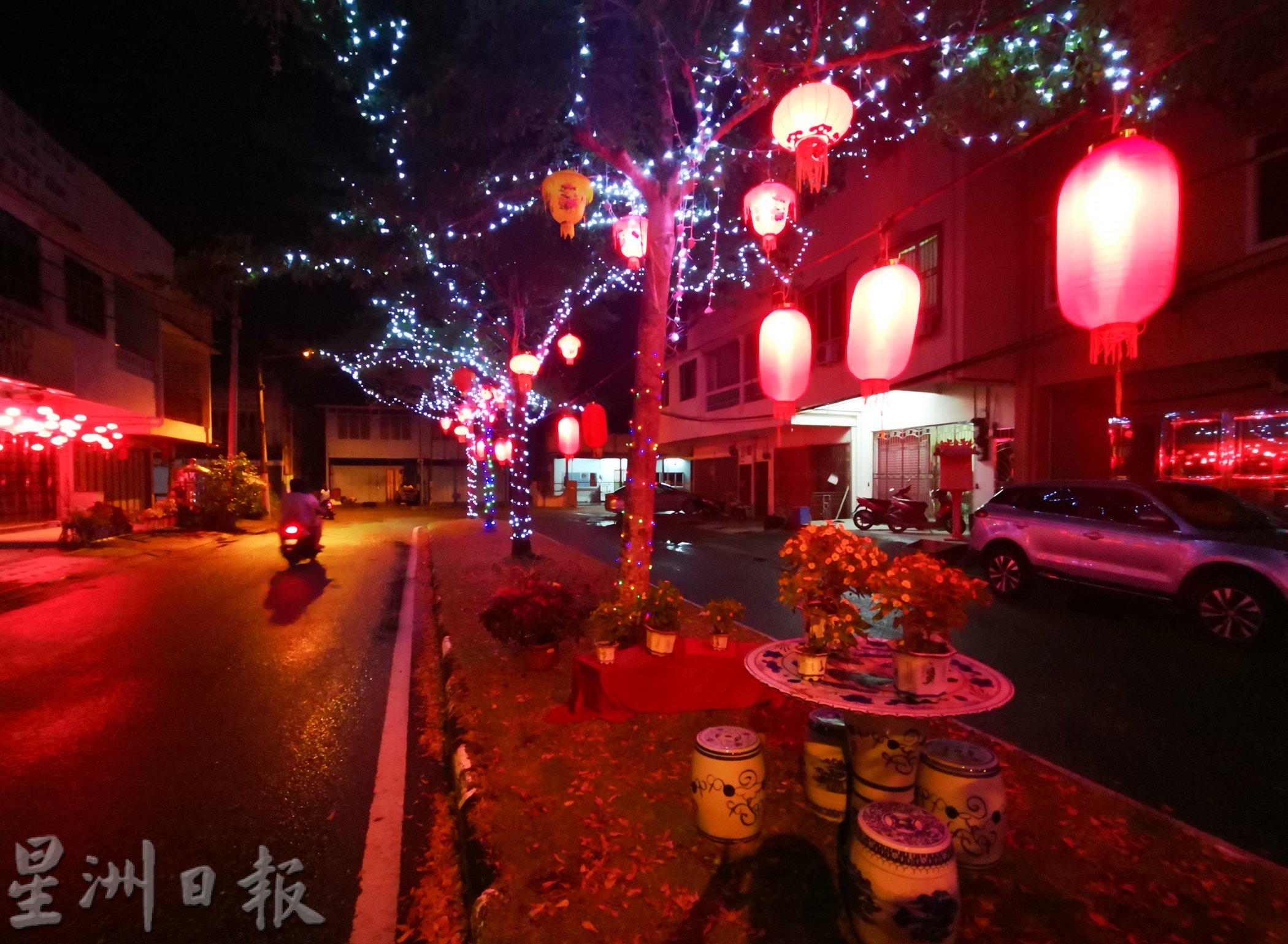 霹：封面主文／“红彤彤”莫珍歪迎接新春