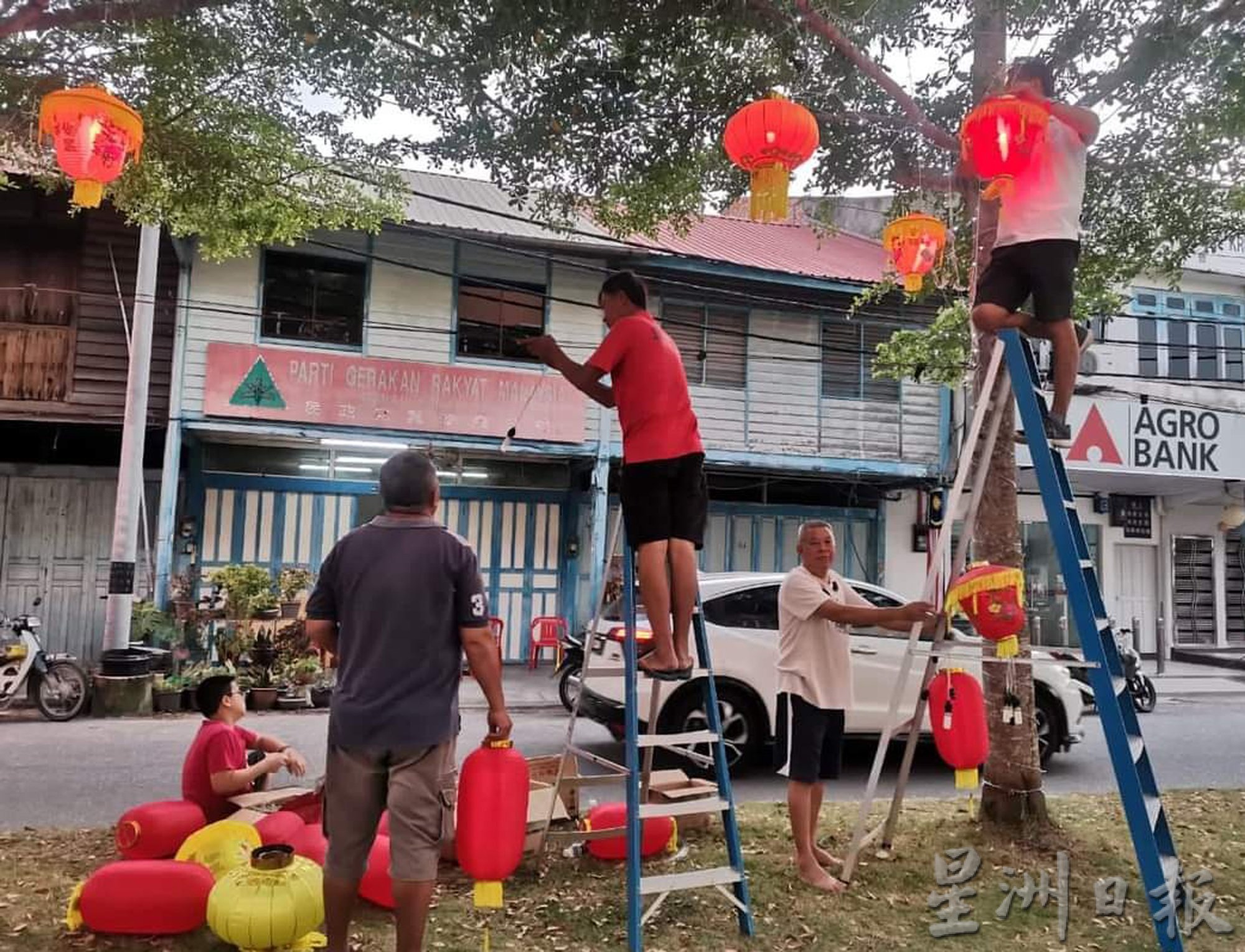 霹:封面主文/“红彤彤”莫珍歪迎接新春