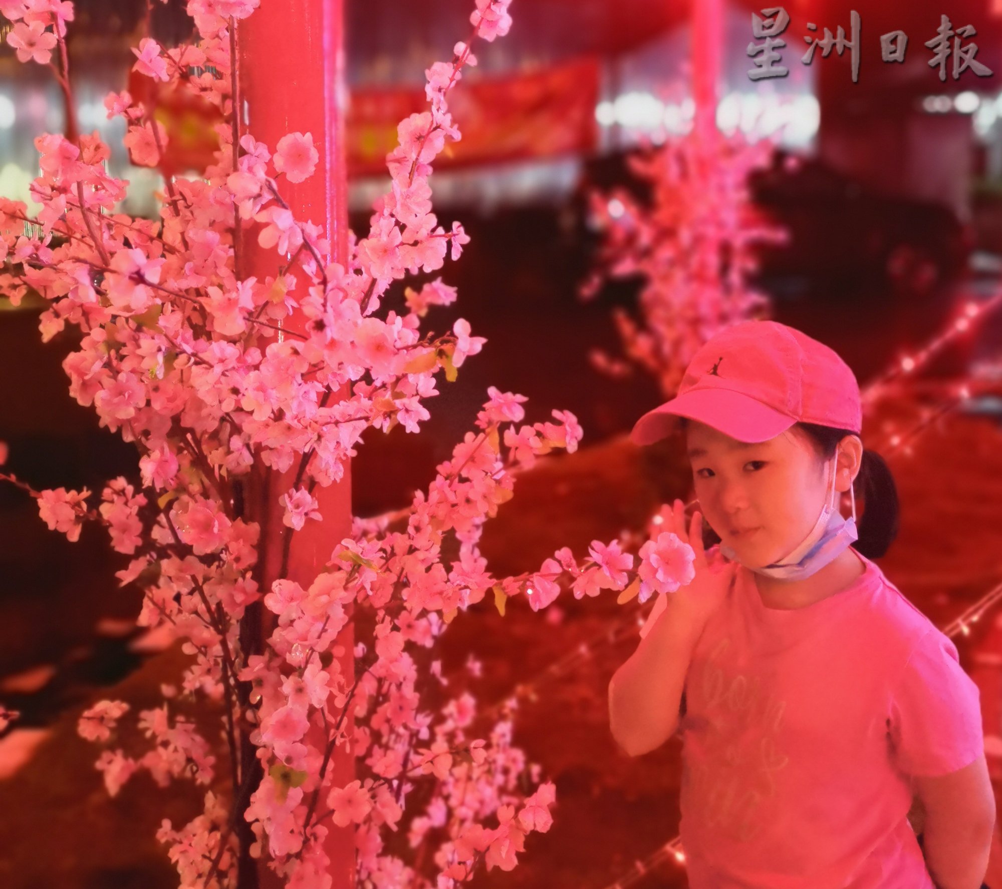 霹：封面主文／“红彤彤”莫珍歪迎接新春