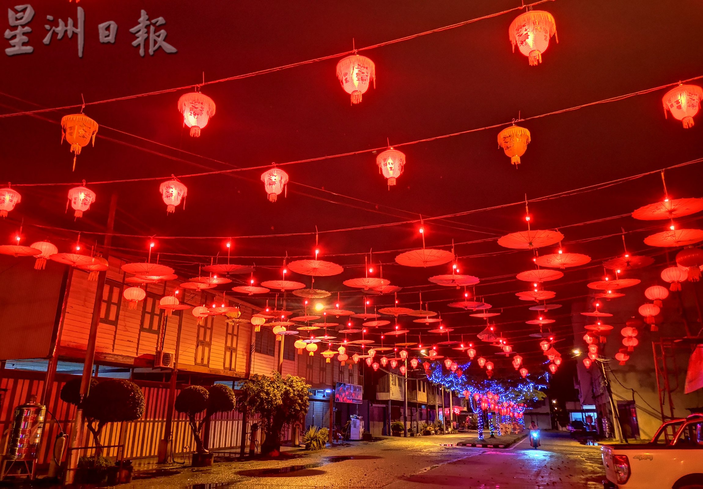 霹:封面主文/“红彤彤”莫珍歪迎接新春