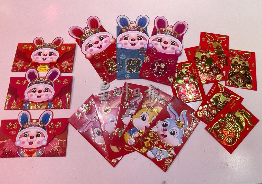 霹:封面主文/兔年新年装饰品应市 红彤彤喜气洋洋