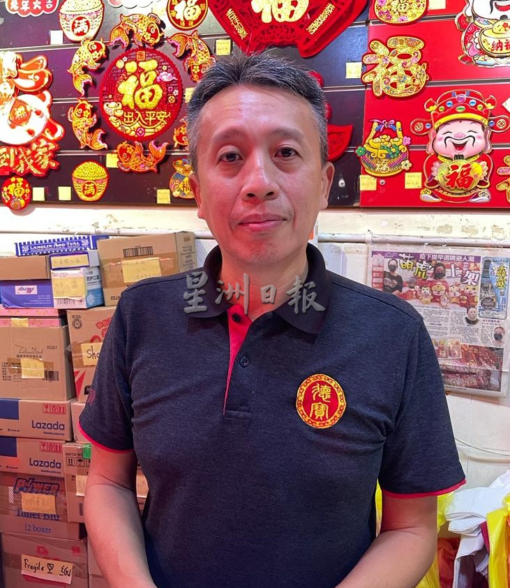 霹:封面主文/兔年新年装饰品应市 红彤彤喜气洋洋