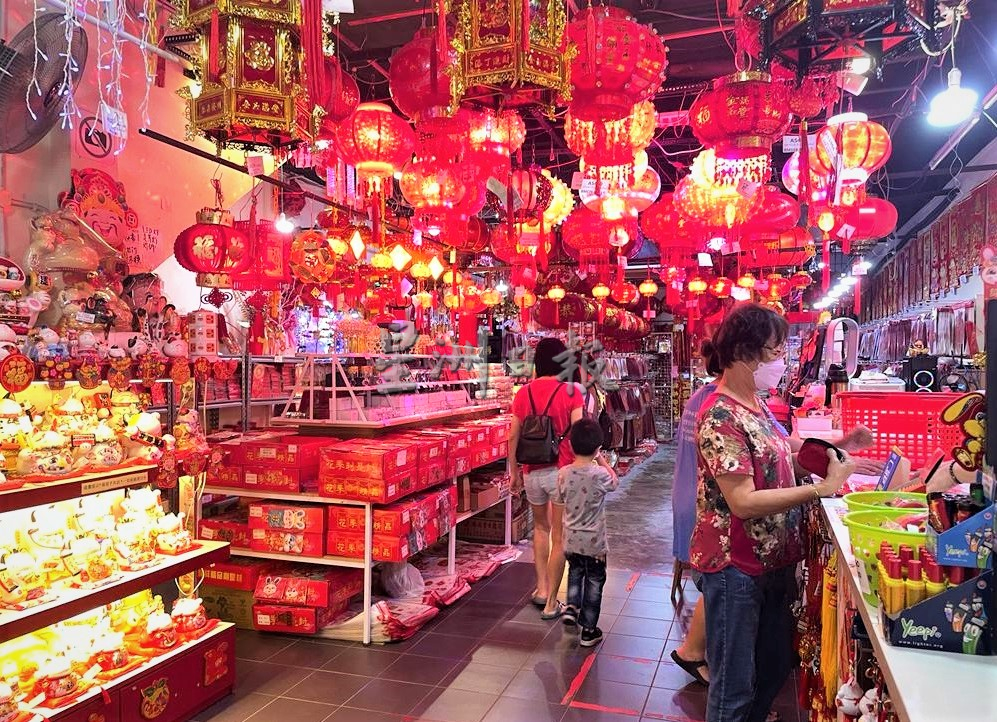 霹:封面主文/兔年新年装饰品应市 红彤彤喜气洋洋