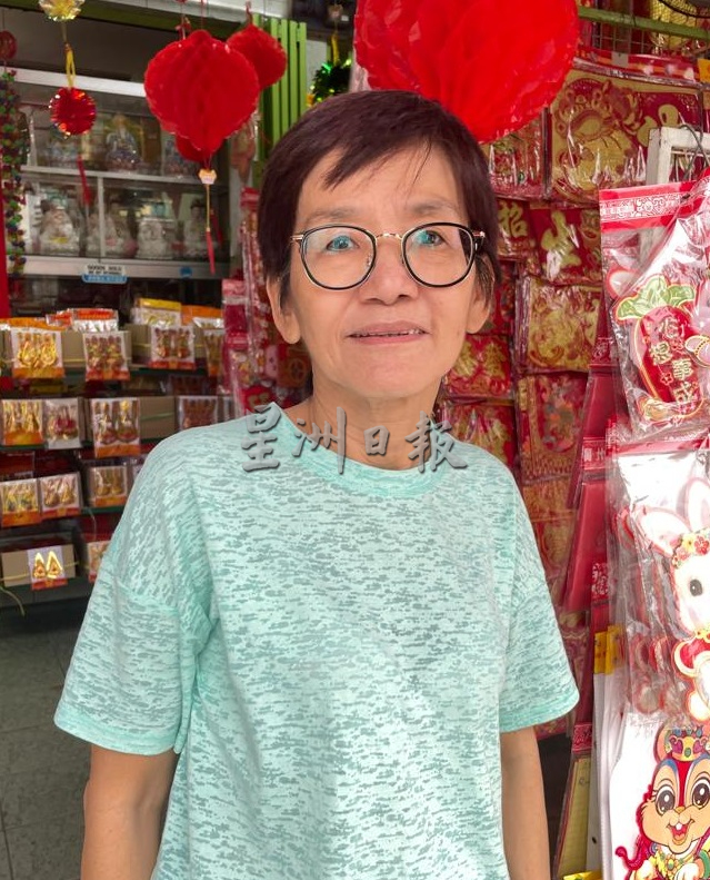 霹:封面主文/兔年新年装饰品应市 红彤彤喜气洋洋