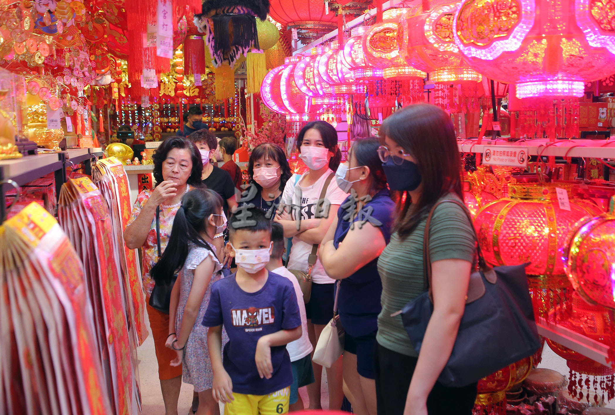 霹:封面主文/兔年新年装饰品应市 红彤彤喜气洋洋