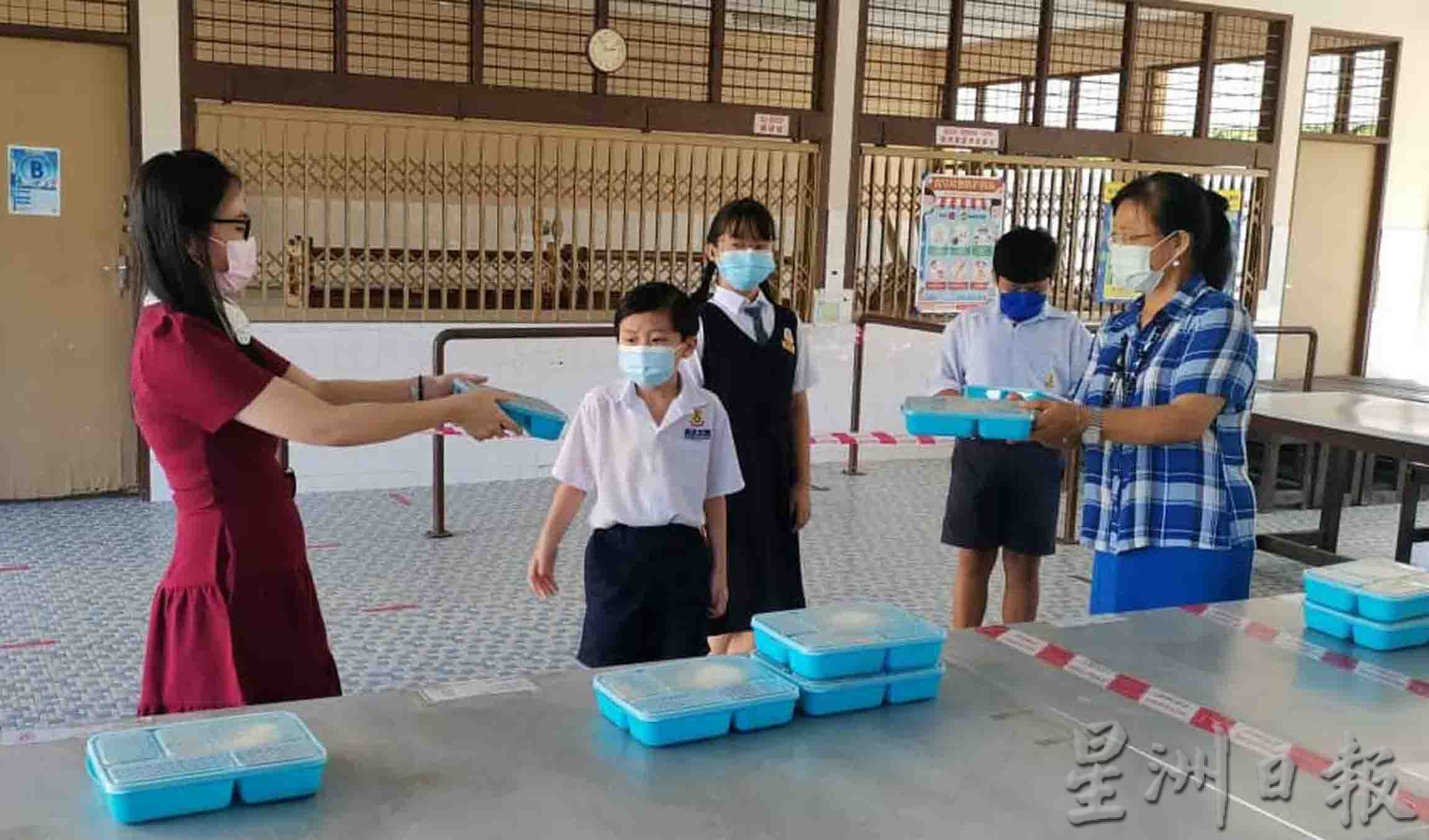 霹：封面主文／学校董家协平衡考量 新学期食堂物价适度调整