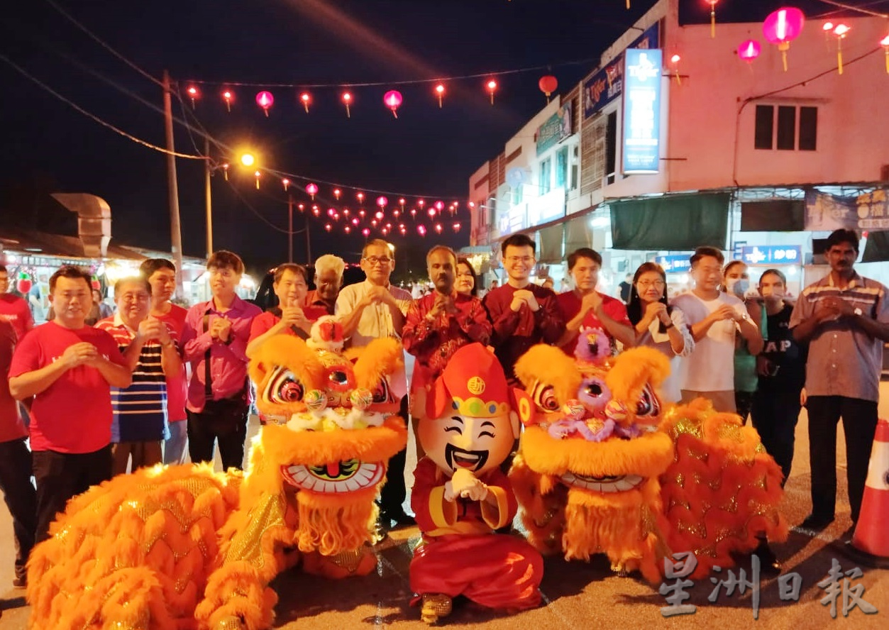 霹:封面副文/国会议员与州议员拨款 在端洛州选区布置838个红灯笼