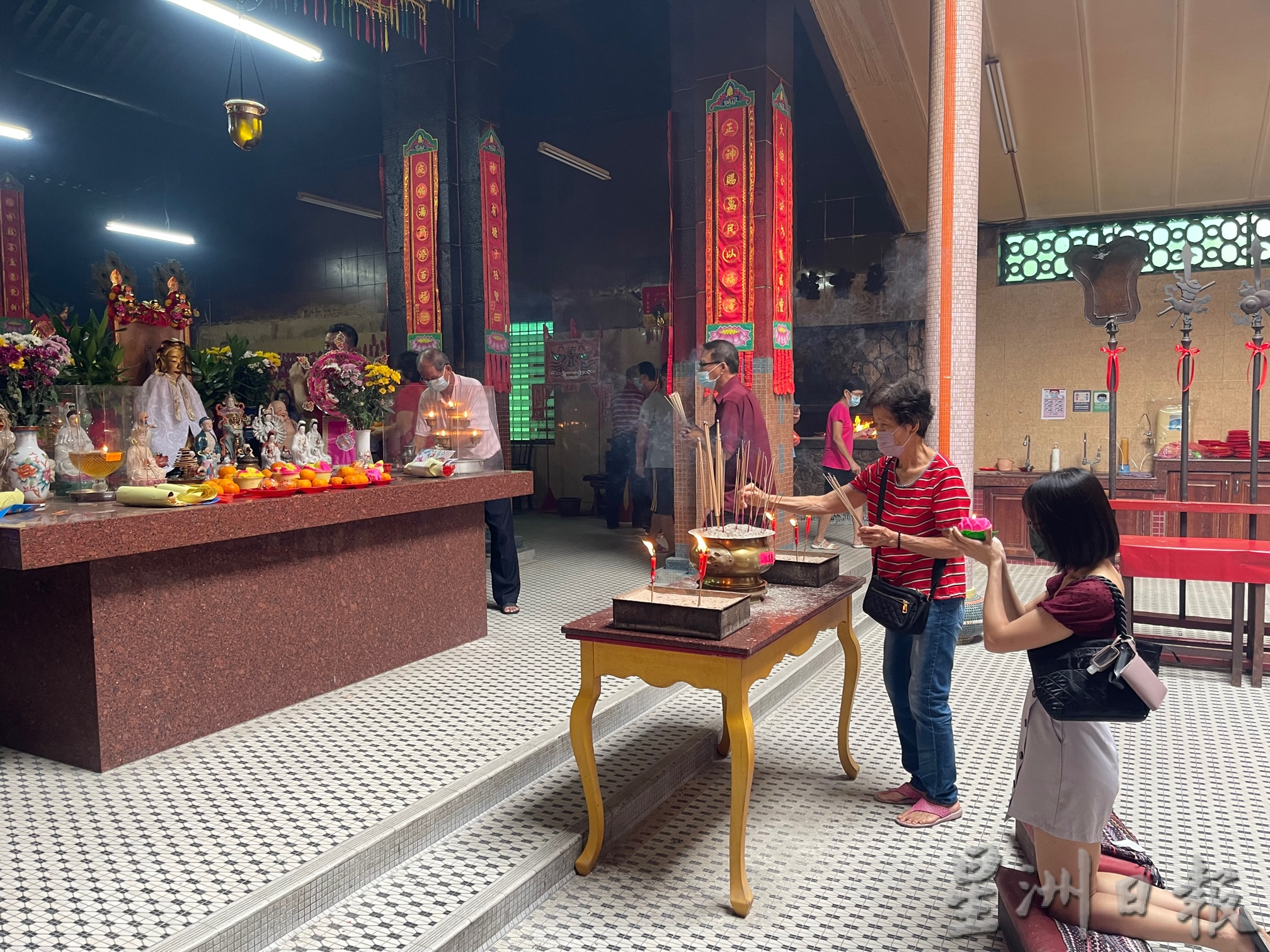 霹:显著/年初一上头炷香 怡各庙香火鼎盛 现上香人潮