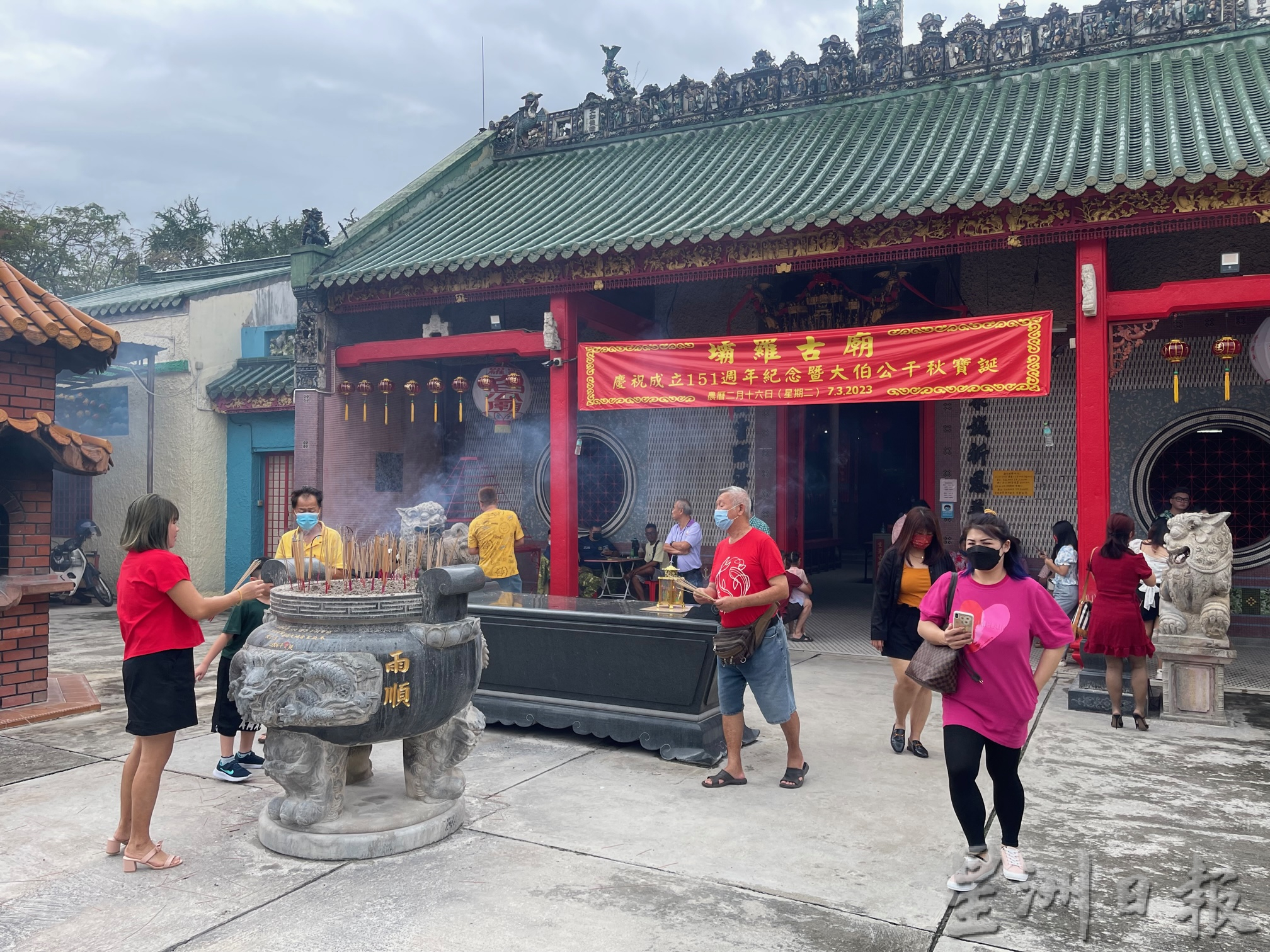 霹:显著/年初一上头炷香 怡各庙香火鼎盛 现上香人潮