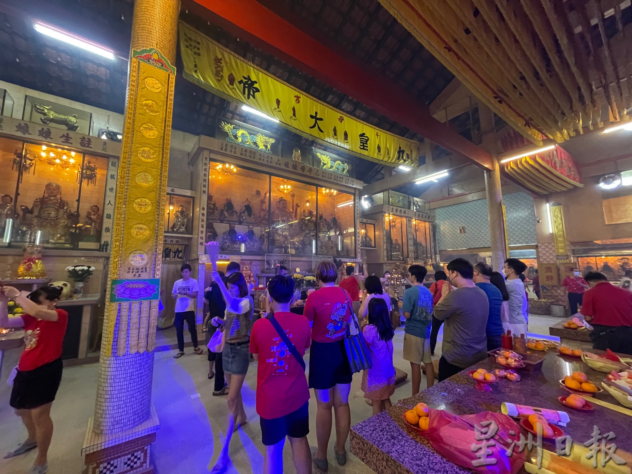 霹:显著/年初一上头炷香 怡各庙香火鼎盛 现上香人潮