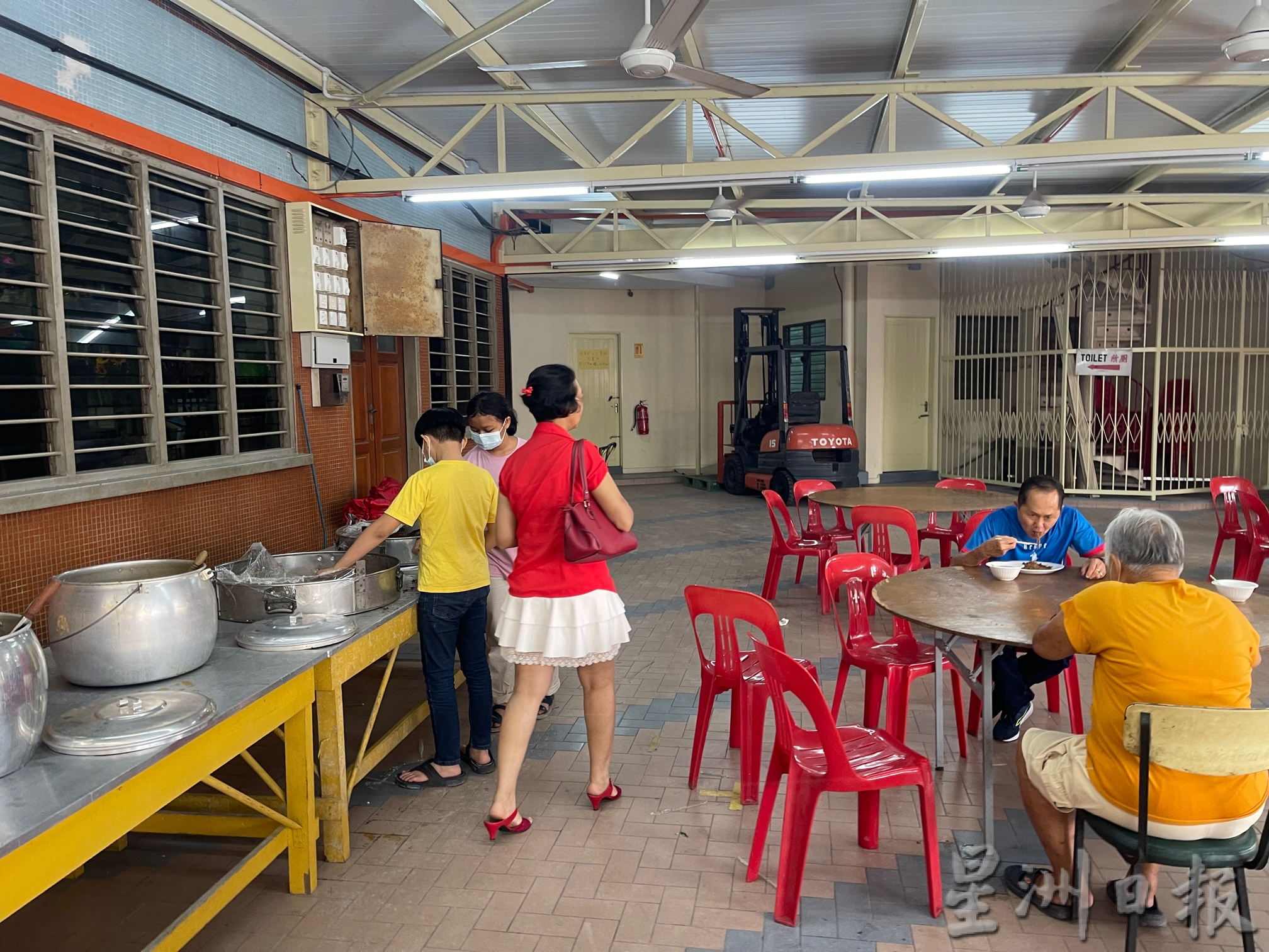 霹:显著/年初一上头炷香 怡各庙香火鼎盛 现上香人潮