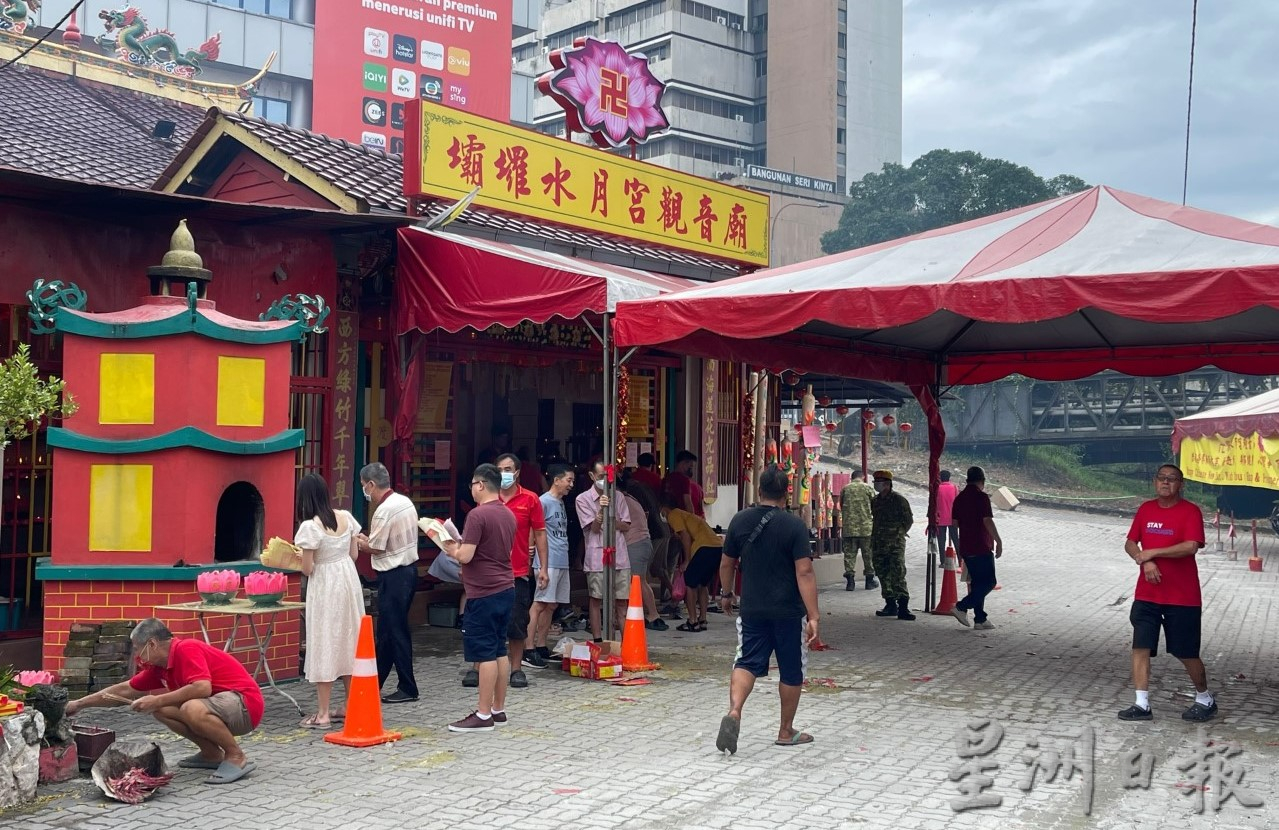 霹:显著/年初一上头炷香 怡各庙香火鼎盛 现上香人潮