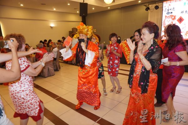 霹:曼绒广东会馆人日捞生