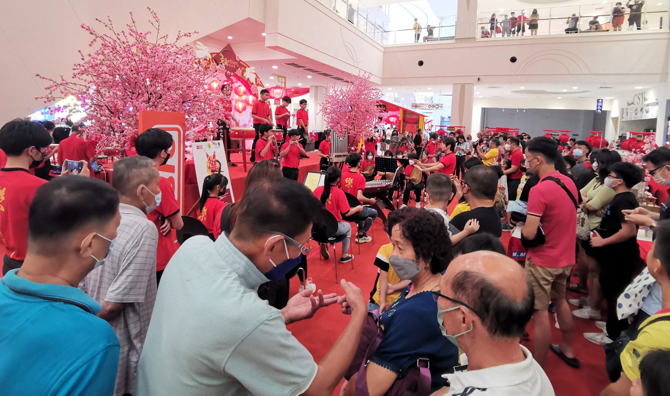 霹:版五头/“兔是幸福年”新春文化汇聚 新年来逛文化摊位