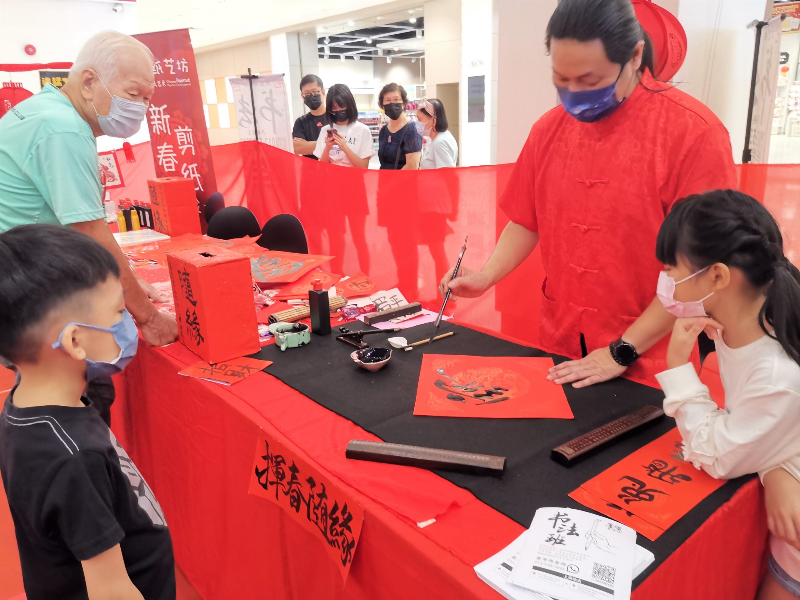 霹:版五头/“兔是幸福年”新春文化汇聚 新年来逛文化摊位