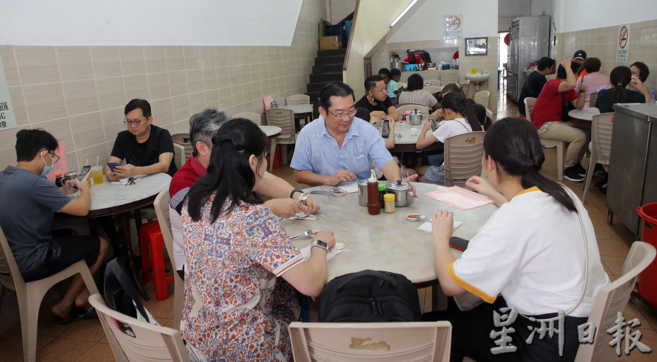 霹:第三版头/年初四商店多开市 UTC恢复办公现人潮