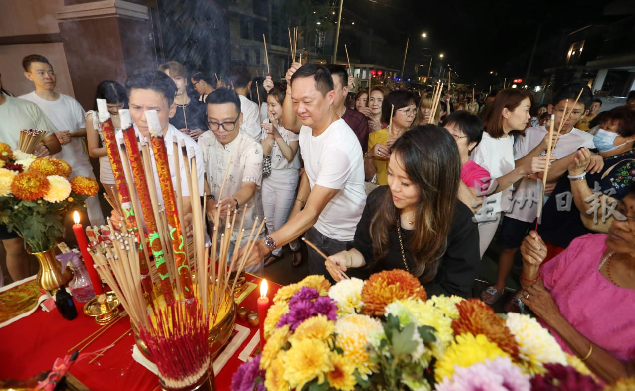 霹:第三版头/怡保市民商家拜天公 气氛热闹