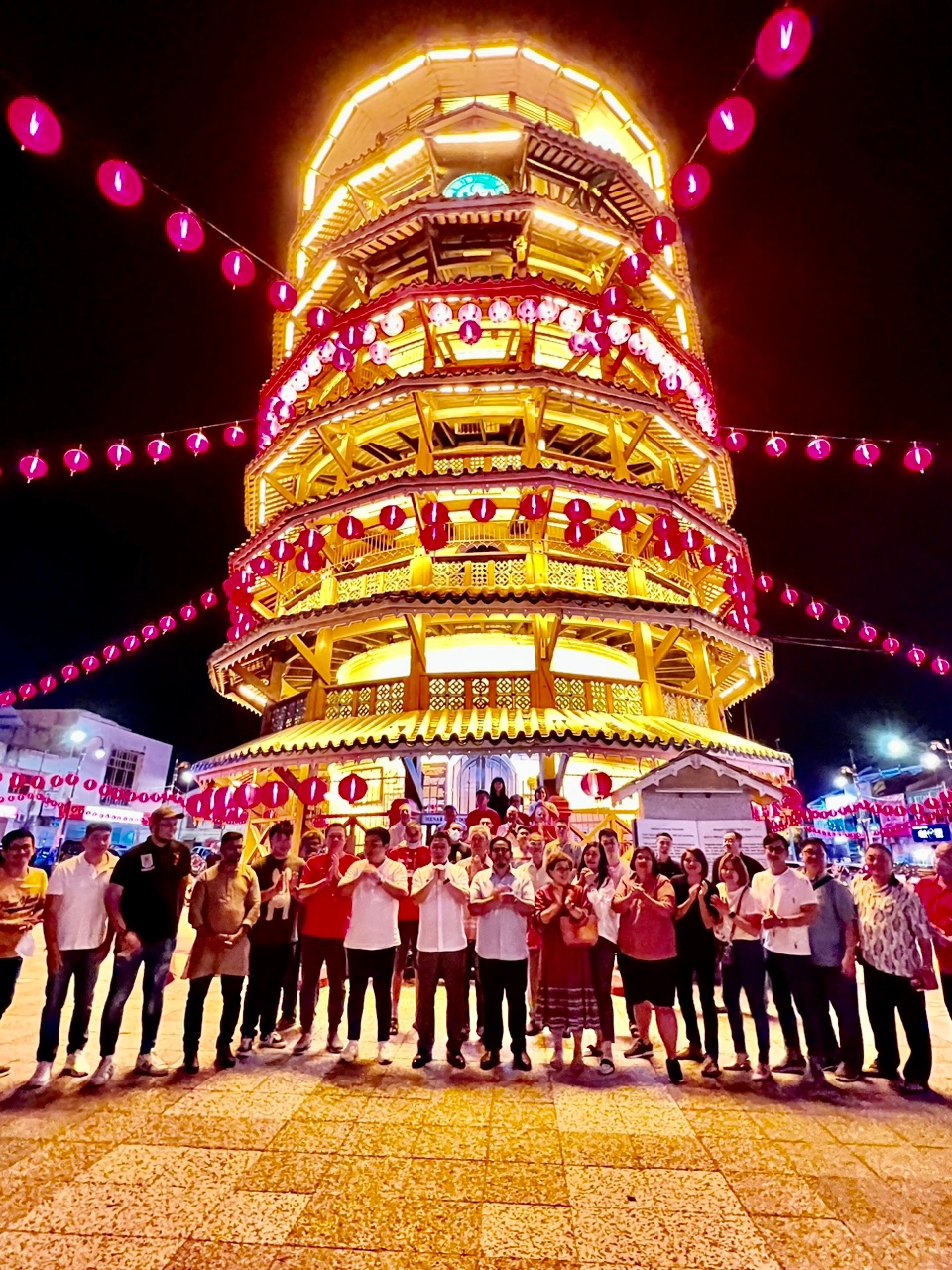 霹:第二版头/火箭服务队悬挂3千大灯笼 安顺今年过年气氛浓郁热烈
