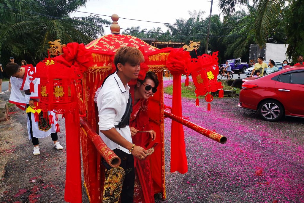 霹：第二版头／邻里孩子结为夫妻 搞抬轿迎亲，传为佳话