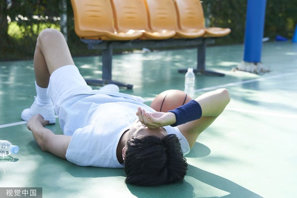 韩国“淫魔男师”澡堂变态性骚男学生　请吃饭逼带回家