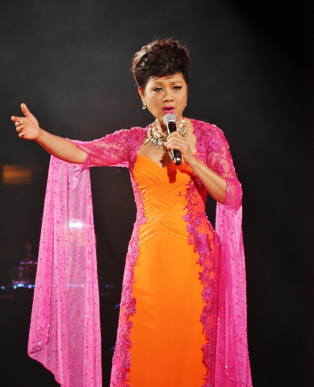 顾嘉煇逝世丨《上海滩》传唱51年 叶丽仪感激恩师带入行