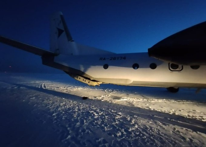 飞9000英尺高空后门突打开 机上行李全喷飞!乘客无奈望窗外