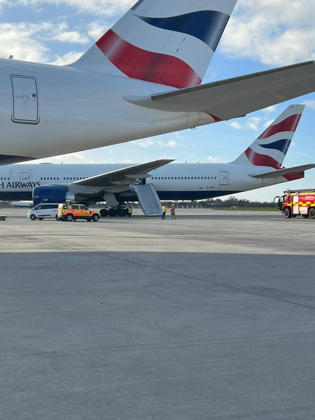 飞机起飞逃生梯突弹出 空服员上班第一天就出包