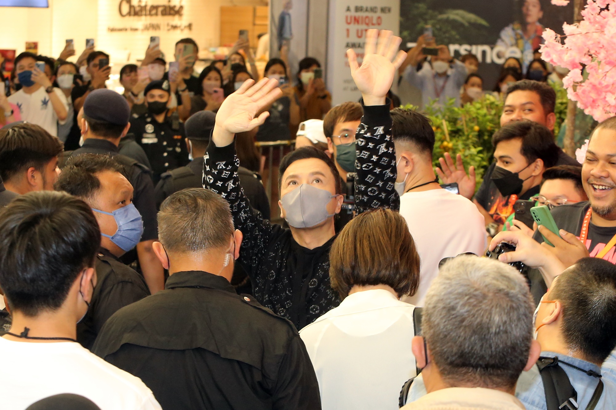 首场影迷会重现3年前轰动场面 甄子丹硬销《乔峰传》:肯定有惊喜