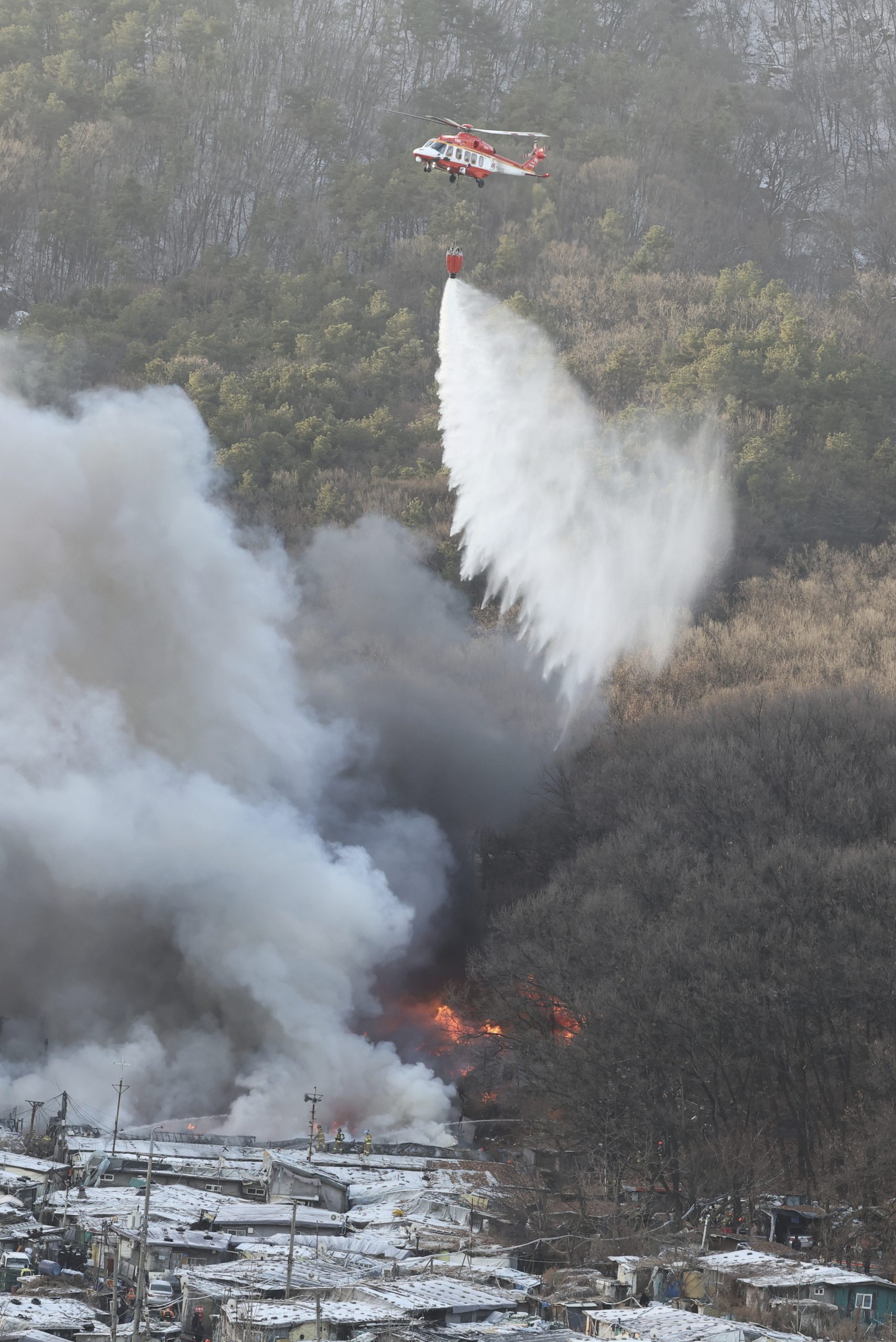 首尔贫民窟大火 60房烧毁近500名居民急撤