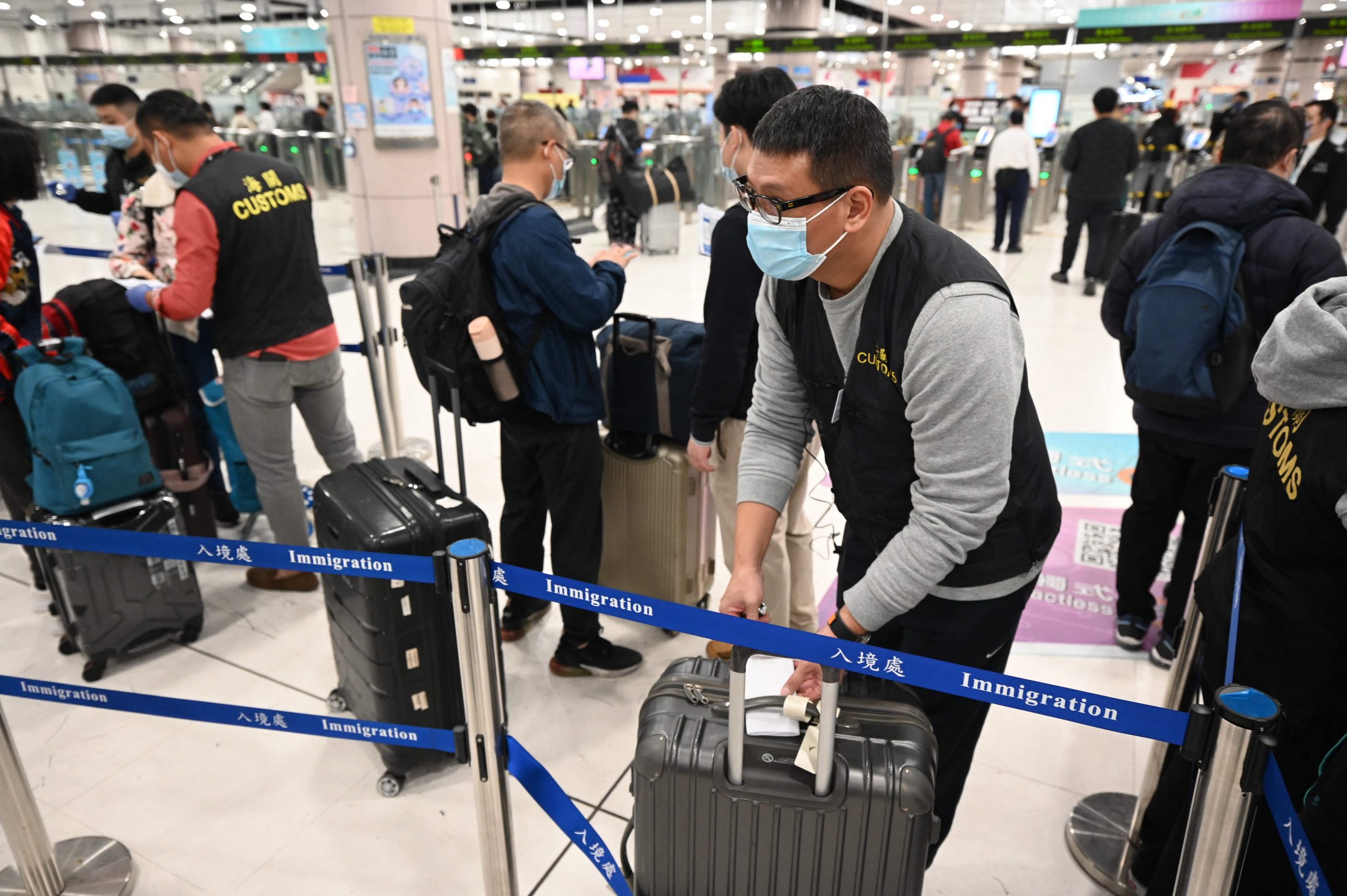 香港中国首阶段通关恢复 家人情侣见面相拥