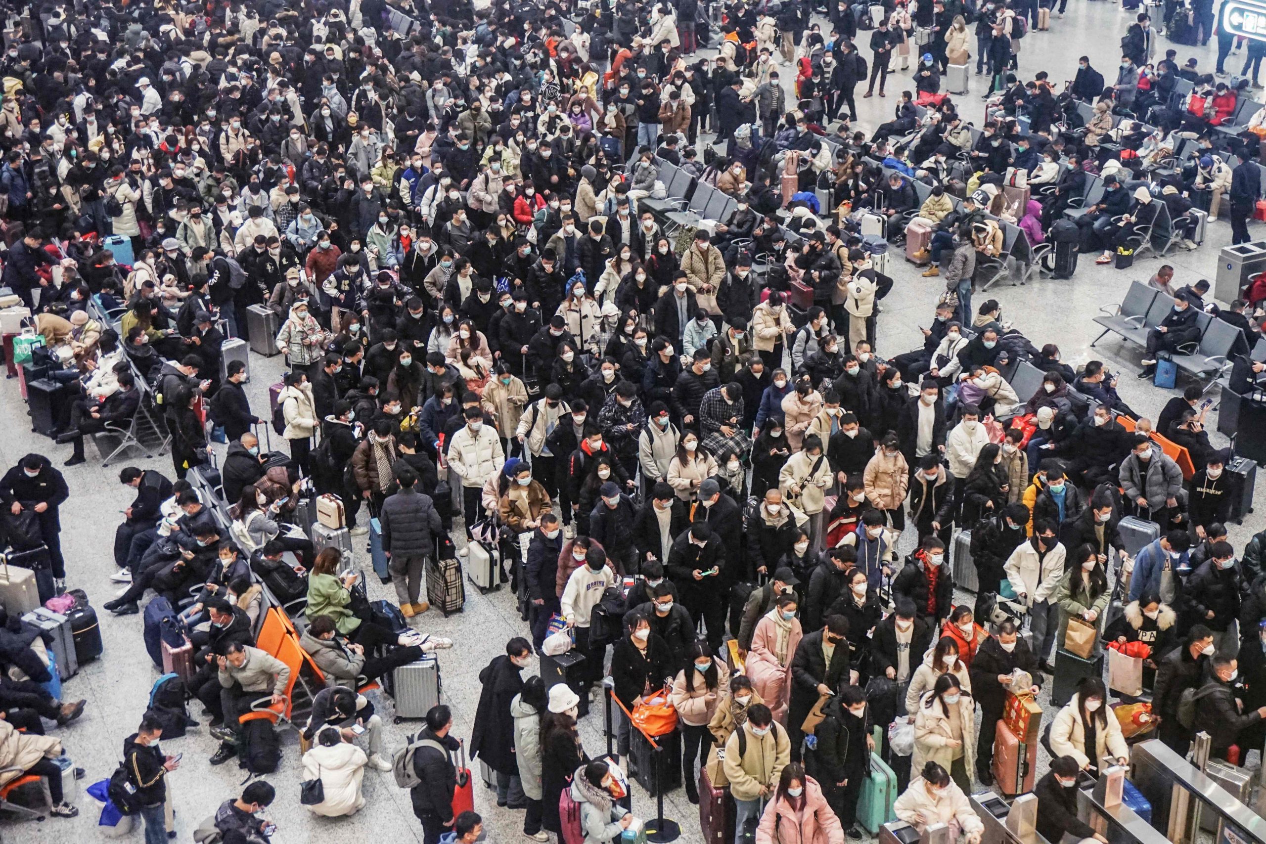 高铁超载开不了 车长广播:没买对号车票请下车 乘客傻眼