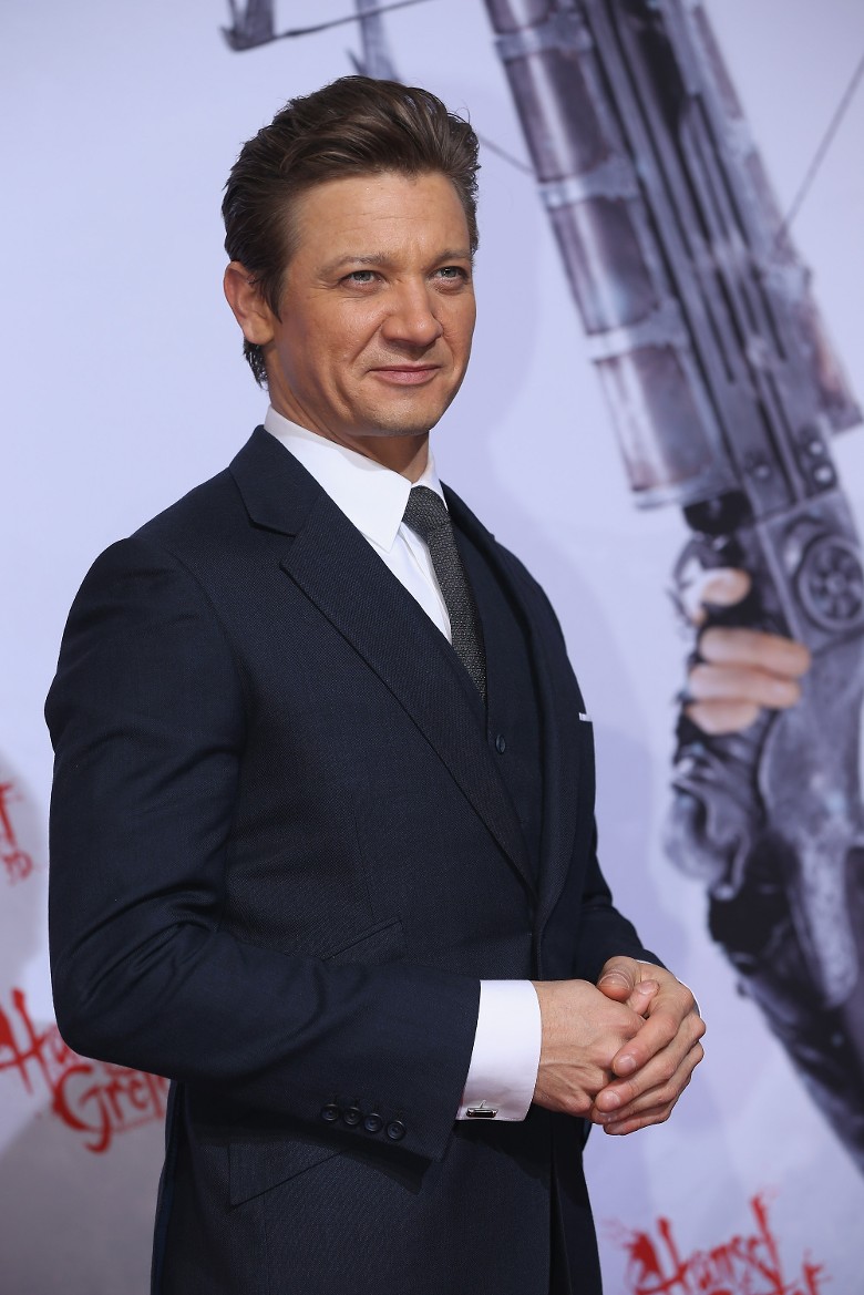 鹰眼伤后首次洗澡 苦中作乐喊超恶