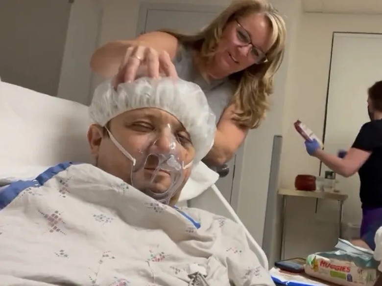 鹰眼伤后首次洗澡 苦中作乐喊超恶