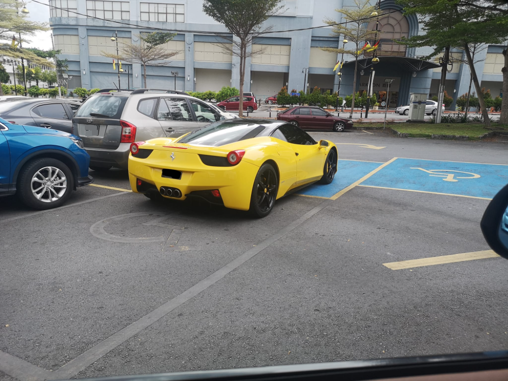 黄色法拉利泊车·霸占2个OKU车位
